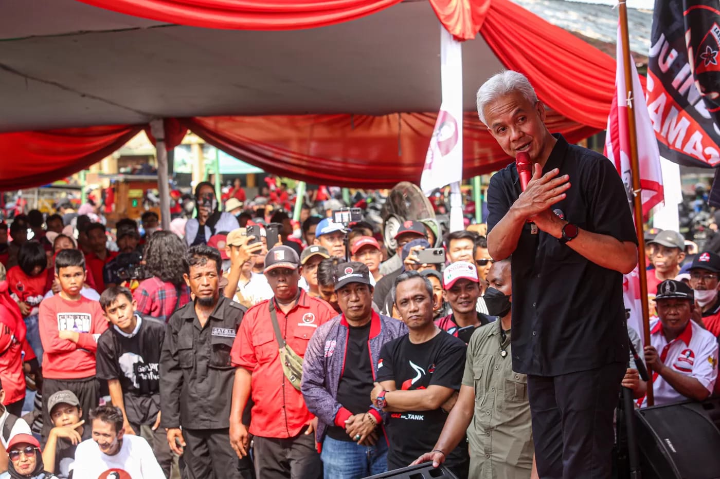DEKAT RAKYAT: Ganjar Pranowo terus bergerak menyosialisasikan program-program yang diusung sebagai calon presiden.