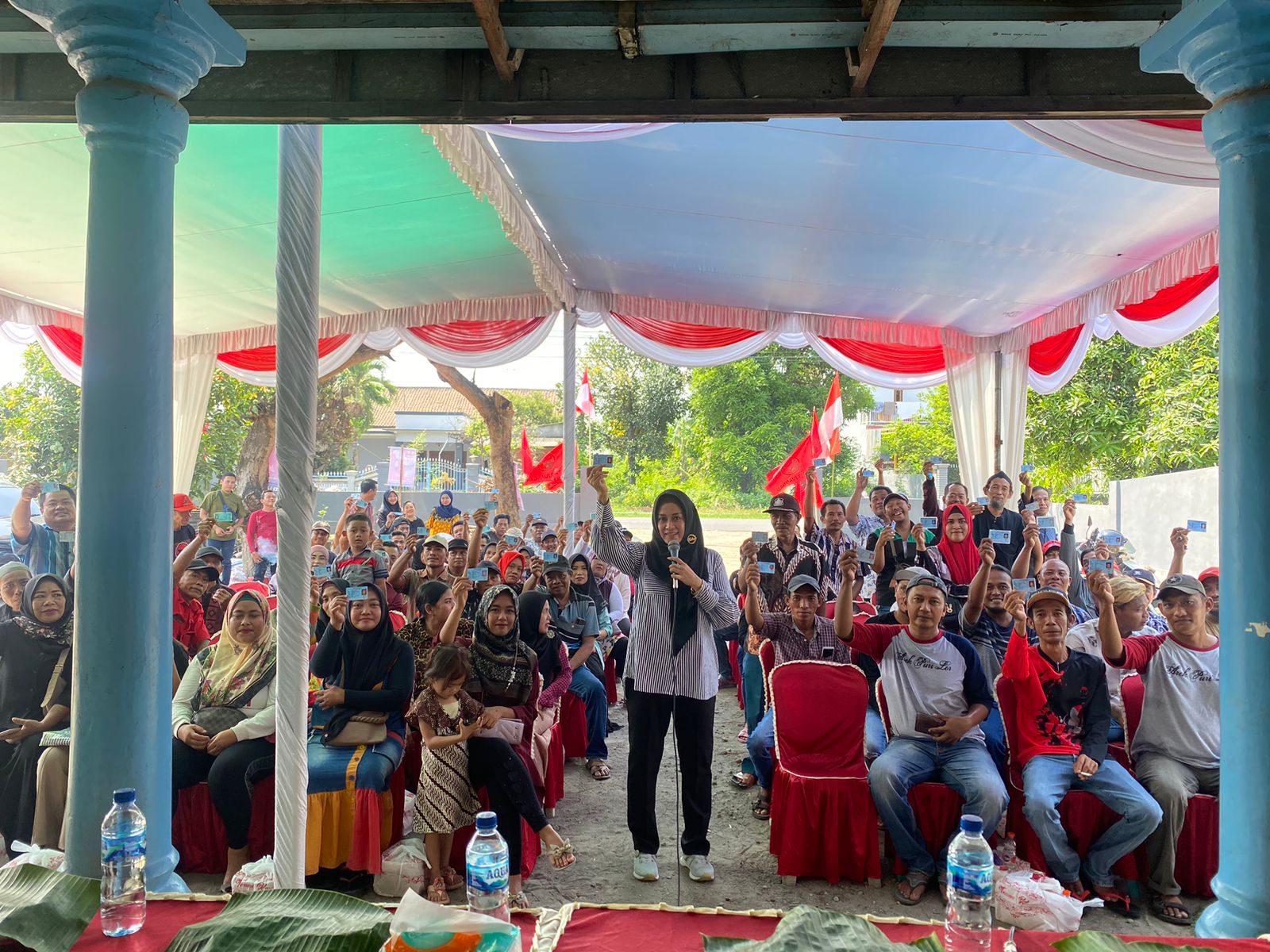 TERUS BERGERAK:&nbsp;Relawan Calon presiden nomor urut 3 Ganjar Pranowo-Mahfud MD yang tergabung dalam Relawan Ganjar Mahfud atau GAMA Mojokerto mensosialisasikan KTP Sakti, Sabtu (16/12).