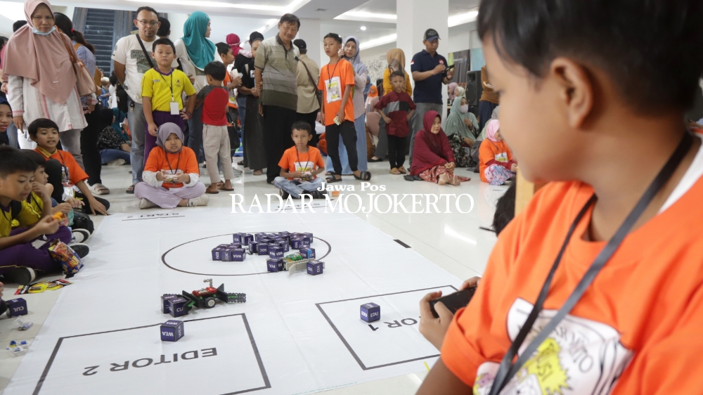 ANTUSIAS:  Kompetisi robotik di Sunrise Mall Kota Mojokerto, Minggu (17/12/2023). Sejumlah siswa berkebutuhan khusus juga mengikuti kompetisi berbasis teknologi desain, konstruksi dan elektronik ini.