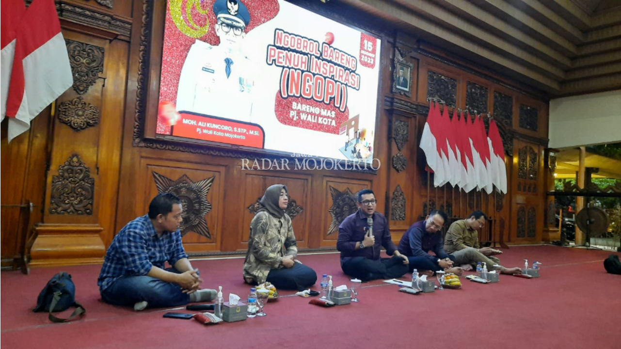 GAYENG: Pj Wali Kota Mojokerto saat Ngopi Bareng Media di Pendapa Sabha Kridatama Rumah Rakyat, Jumat (15/12) malam.&nbsp;