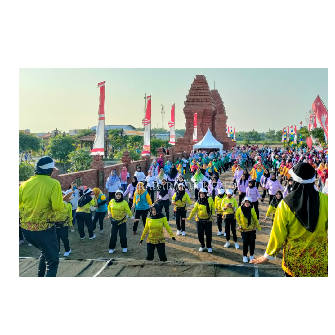MERIAH: Bupati Mojokerto Ikfina Fahmawati bersama masyarakat melangsungkan senam di RTH Sidorejo Surya Park, Kecamatan Jetis, Minggu (17/12).