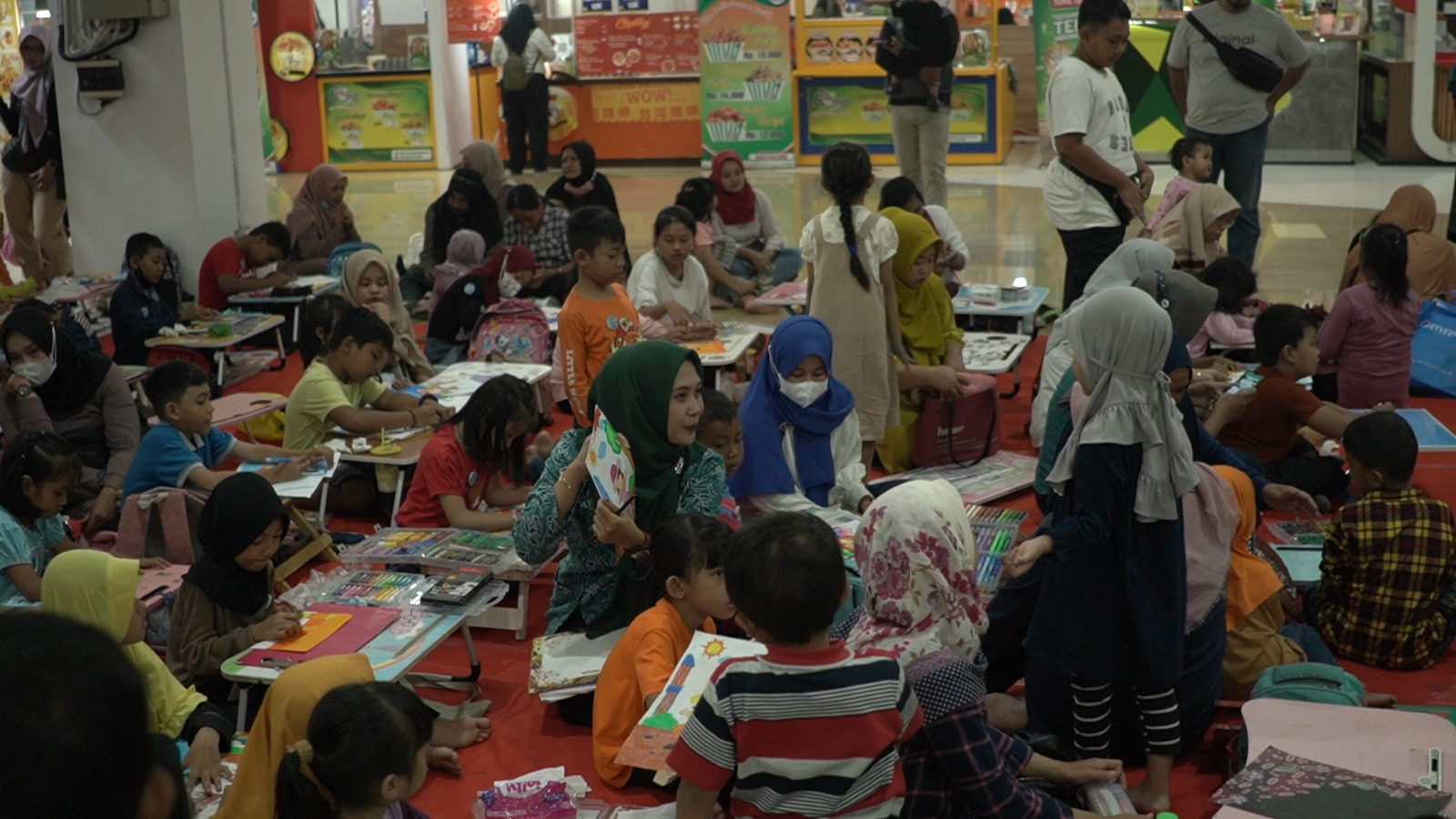 PERINGATI HARI IBU: Ketua TP PKK Kelurahan Balongsari Suci Aprilyasari berada di tengah-tengah peserta lomba mewarna, Sabtu (16/12).