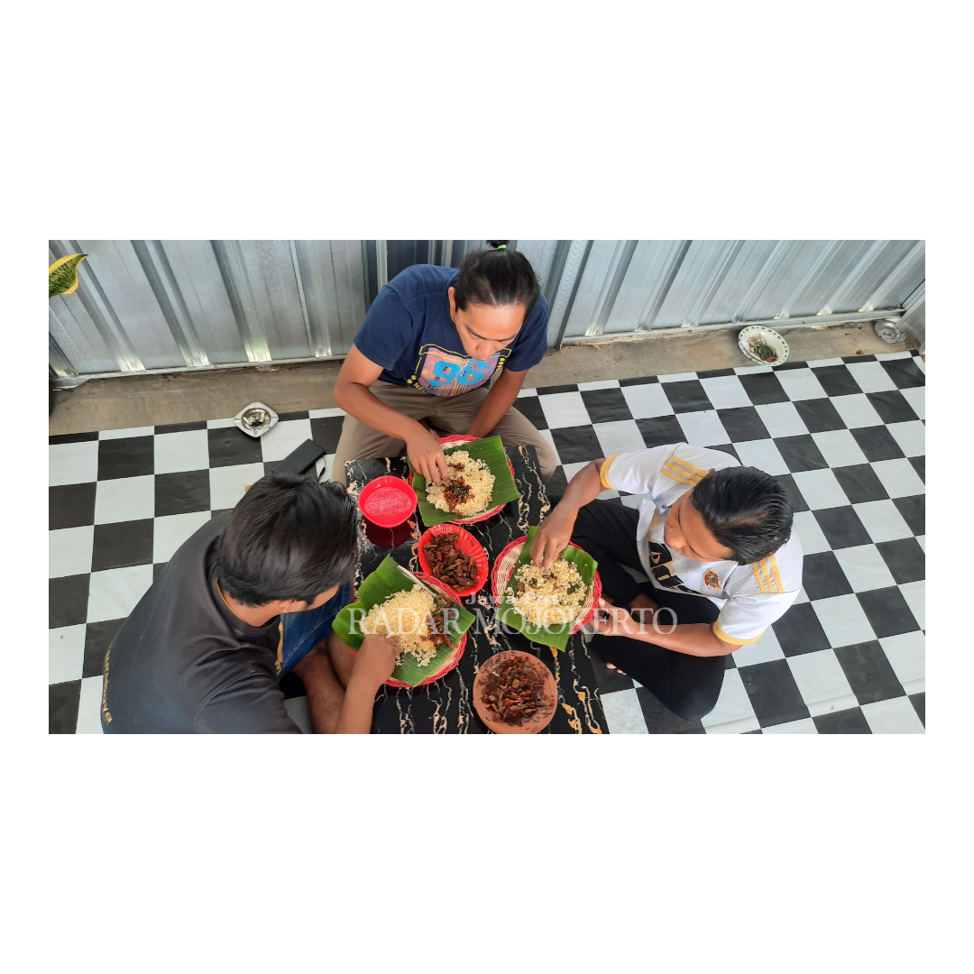 NIKMAT: Para pelanggan yang sedang menikmati makanan olahan nasi jagung sambal belalang di Desa Suru, Kecamatan Dawarblandong, Kabupaten Mojokerto.