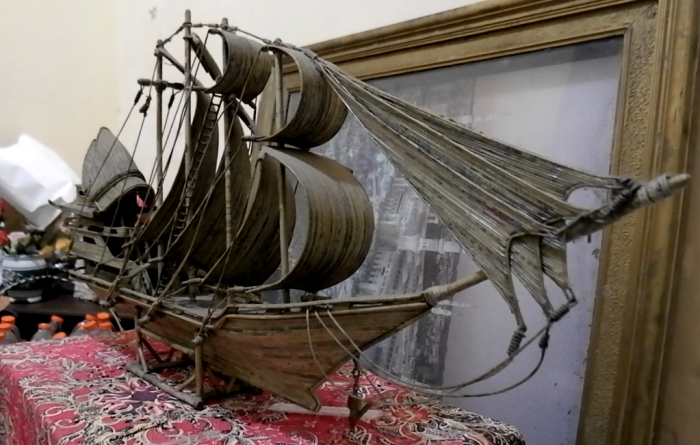 BERNILAI: Miniatur kapal pinisi dari koran bekas karya tangan kreatif Budiman Sudijono. (foto Misbakhul Ulum for JPRM)