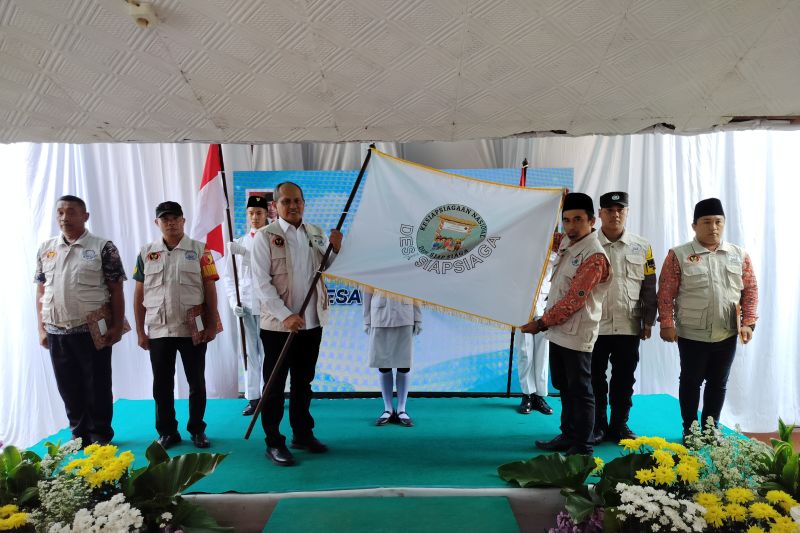 Deputi Bidang Penindakan dan Pembinaan Kemampuan BNPT RI, Irjen Pol. Ibnu Suhendra (pegang bendera kiri) memberi pataka desa siap siaga di Desa Kuripansari, Kabupaten, Mojokerto Jawa Timur, Kamis.