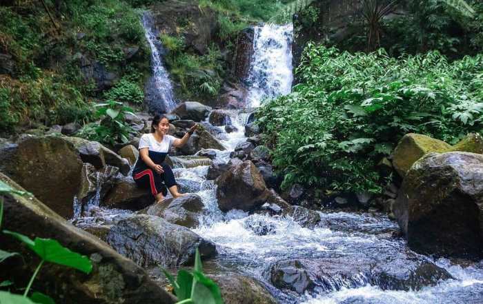 EKSOTIS: Pesona Air Terjun Surodadu, di Desa Claket, Kecamatan Pacet, Kabupaten Mojokerto yang memanjakan mata para wisatawan saat berkunjung. (foto: Instagram @junie_fatmawati)