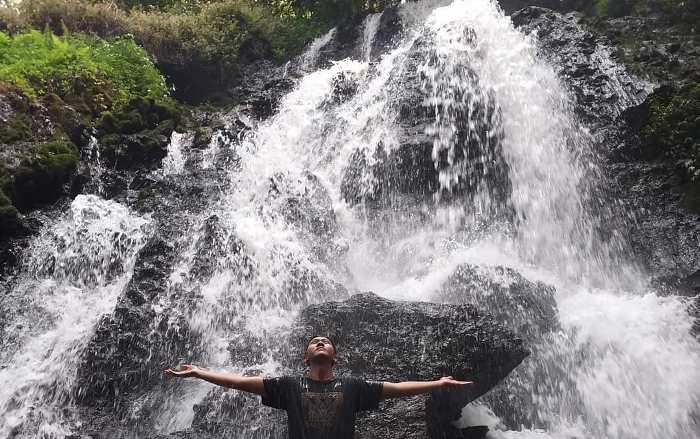 MENYEJUKKAN: Keseruan wisatawan menikmati guyuran Air Terjun Watu Lumpang di kawasan Tahura R. Soejo, Dusun Sendi, Desa/Kecamatan Pacet, Kabupaten Mojokerto. (foto @tama_micin)
