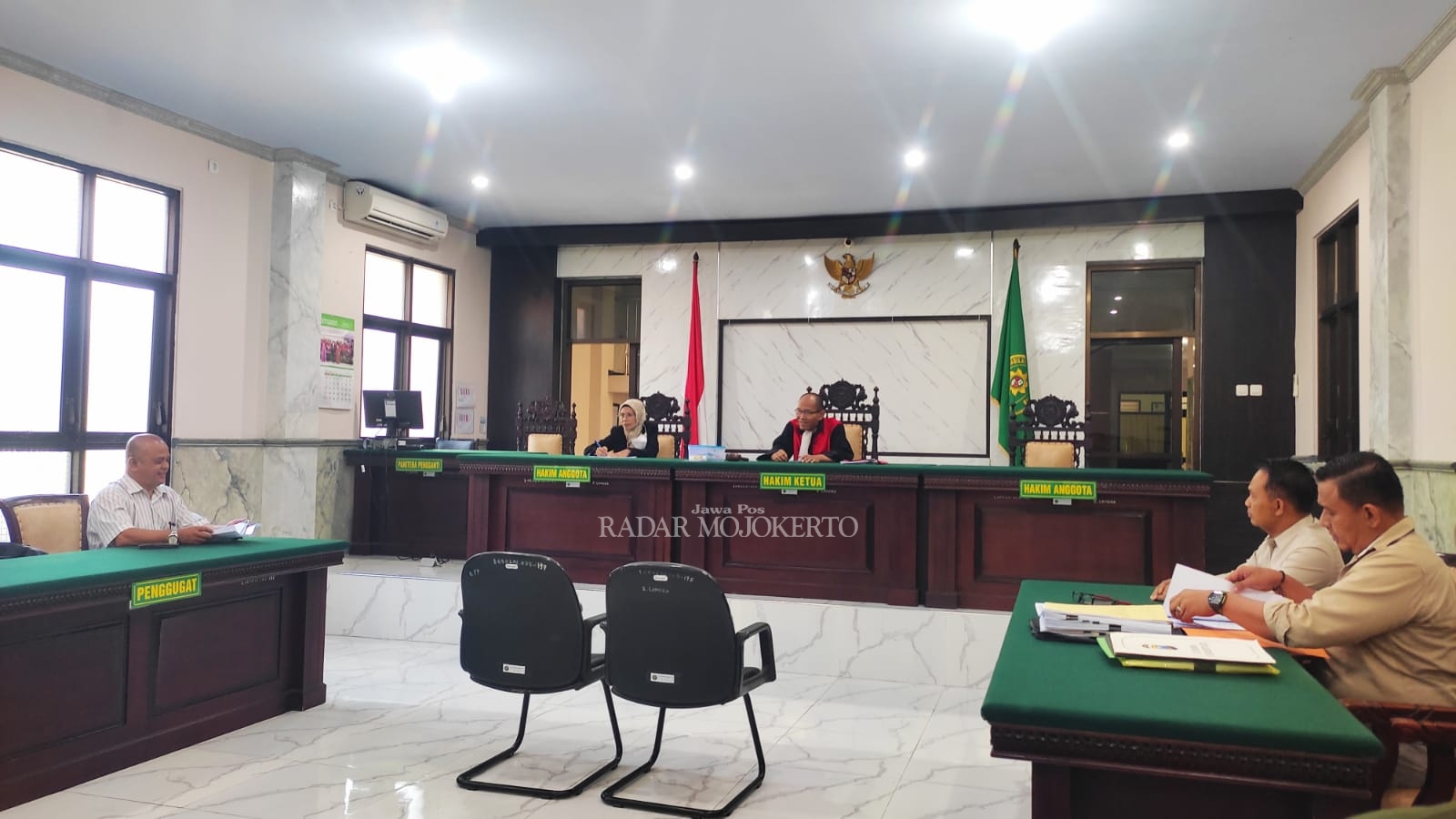 PROSES HUKUM: Sidang praperadilan Polres Mojokerto Kota dinyatakan gugur oleh hakim tunggal Pengadilan Negeri Mojokerto, Selasa (19/12).