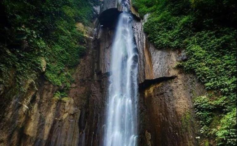 PESONA ALAM: Panorama ketinggian Air Terjun Coban Canggu, di Desa Padusan, Kecamatan Pacet, Kabupaten Mojokerto sebagai jujukan destinasi wisata saat libur Nataru. (foto: Disbudporapar Kab. Mojokerto)