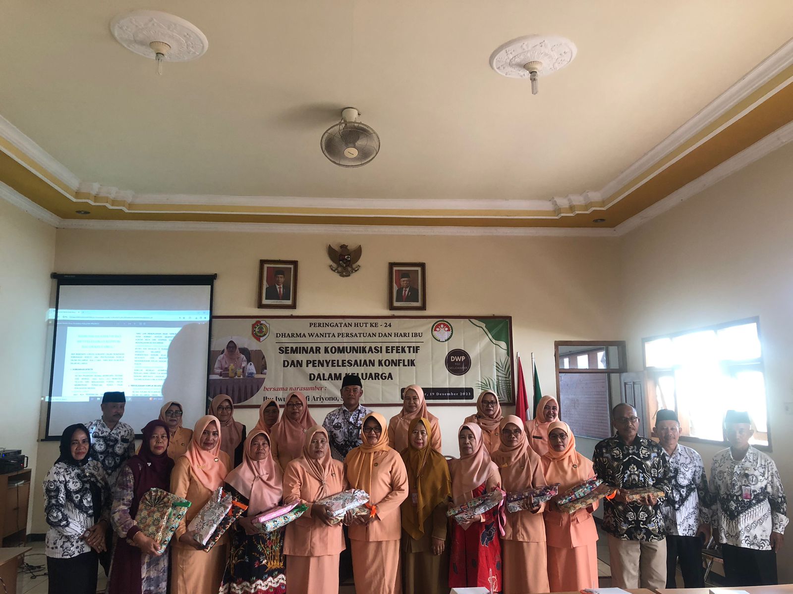 KOMUNIKASI: Anggota DWP Kecamatan Mojoanyar menyimak penyampaian materi seminar yang dipaparkan Bunda PAUD Kabupaten Mojokerto Iwun Ludfi Ariyono, Selasa (19/12).