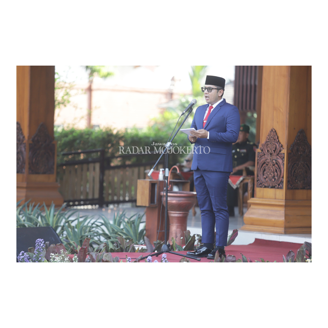 GELORAKAN SEMANGAT: Pj Wali Kota Mojokerto Moh. Ali Kuncoro saat menjadi inspektur upacara pada peringatan Hari Bela Negara Ke-75 di halaman Balai Kota Mojokerto, Selasa (19/12) pagi.