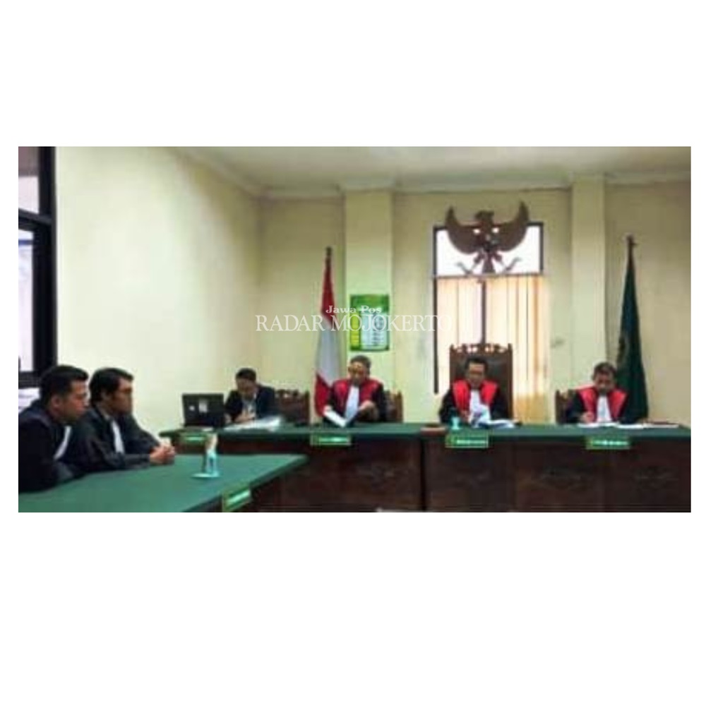 DIHUKUM: Sidang  agenda putusan Kades Lolawang Nonaktif Sugiarto berlangsung di Pengadilan Tipikor Surabaya, Selasa (19/12).