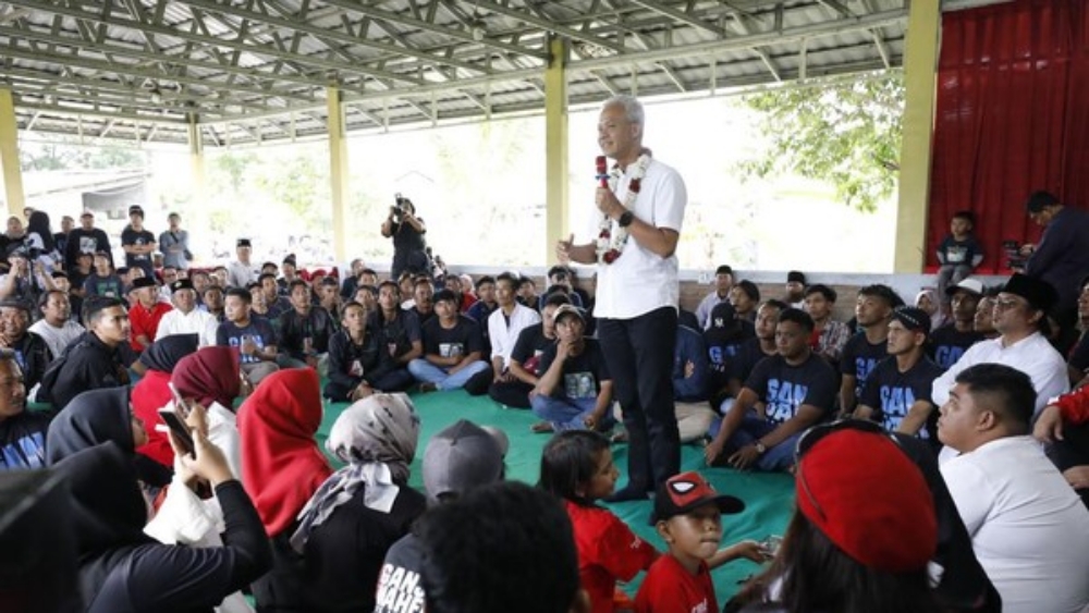 Ganjar Pranowo menyapa relawan dan masyarakat secara langsung di lapangan.