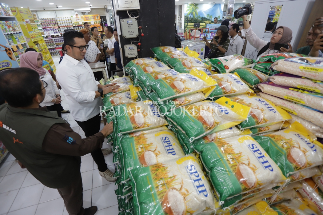 TURUN LANGSUNG: Pj Wali Kota Mojokerto bersama tim gabungan saat melakukan pengecekan harga bahan pangan dan kebutuhan pokok, Rabu (20/12) pagi.