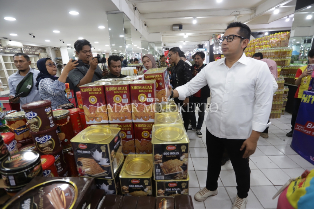 TURUN LANGSUNG: Pj Wali Kota Mojokerto bersama tim gabungan saat melakukan pengecekan harga bahan pangan dan kebutuhan pokok, Rabu (20/12) pagi.