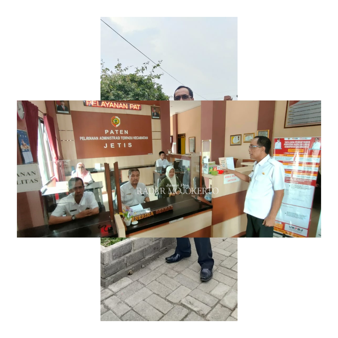 Camat Jetis Madya Andriyanto menunjukkan konter layanan di kantor Kecamatan Jetis, Kabupaten Mojokerto.