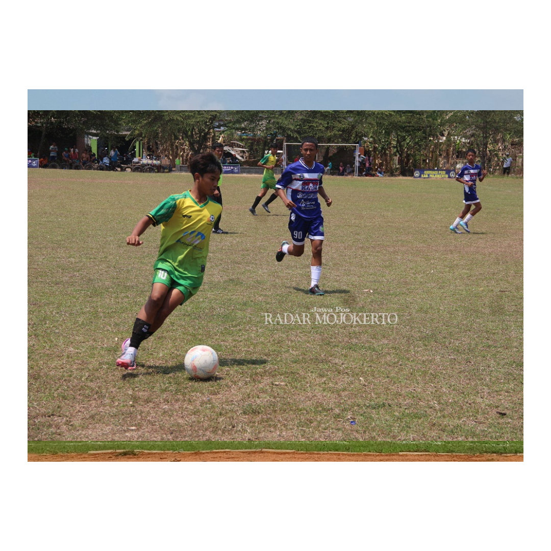 KOMPETISI DINI: Laga final Piala Soeratin U-15 Askab PSSI Mojokerto antara SSB MSA (hijau) melawan Menanggal FC (22/10). Para juara kategori U-15 dan U-13 akan tampil di Piala Soeratin zona Jatim.