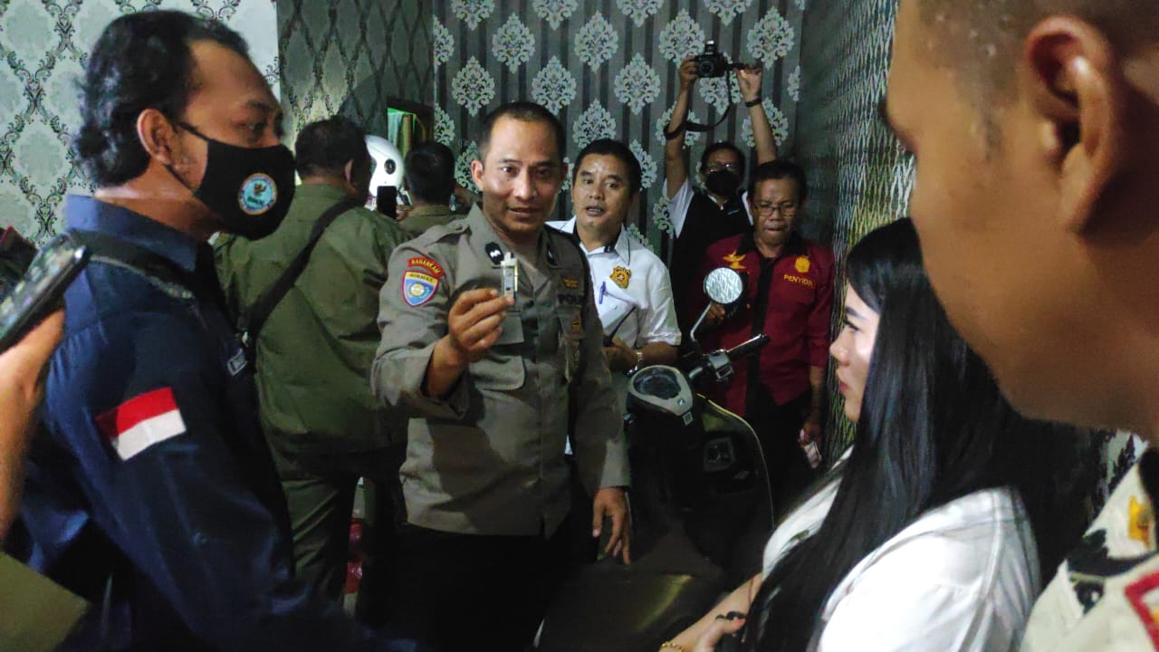 Tiga pasang muda-mudi dan seorang pria paro baya terjaring petugas gabungan saat merazia sejumlah rumah kos di Kota Mojokerto, Rabu (20/12) malam.