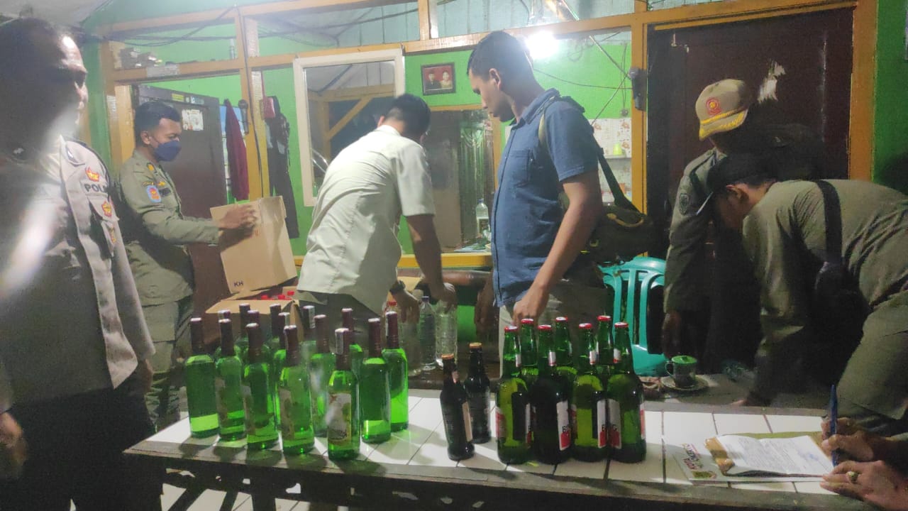 Tiga pasang muda-mudi dan seorang pria paro baya terjaring petugas gabungan saat merazia sejumlah rumah kos di Kota Mojokerto, Rabu (20/12) malam.