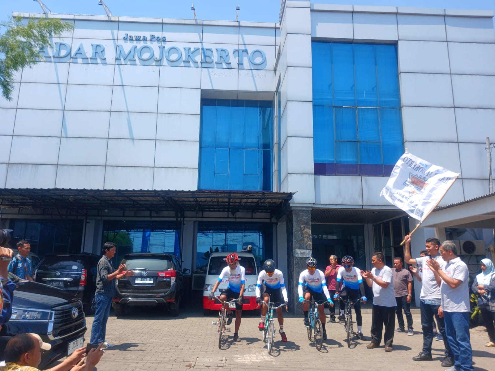 DILEPAS: Empat pegowes minitrek Tour de Campaign Ayo Moco 2023 berangkat dari kantor Jawa Pos Radar Mojokerto, Kamis (21/12).