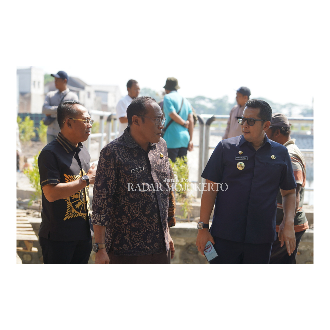 DETEKSI DINI: Pj Wali Kota Mojokerto Moh. Ali Kuncoro didampingi Sekdakot Gaguk Tri Prasetyo meninjau kesiapan EWS yang terpasang di Sungai Sadar, kemarin.