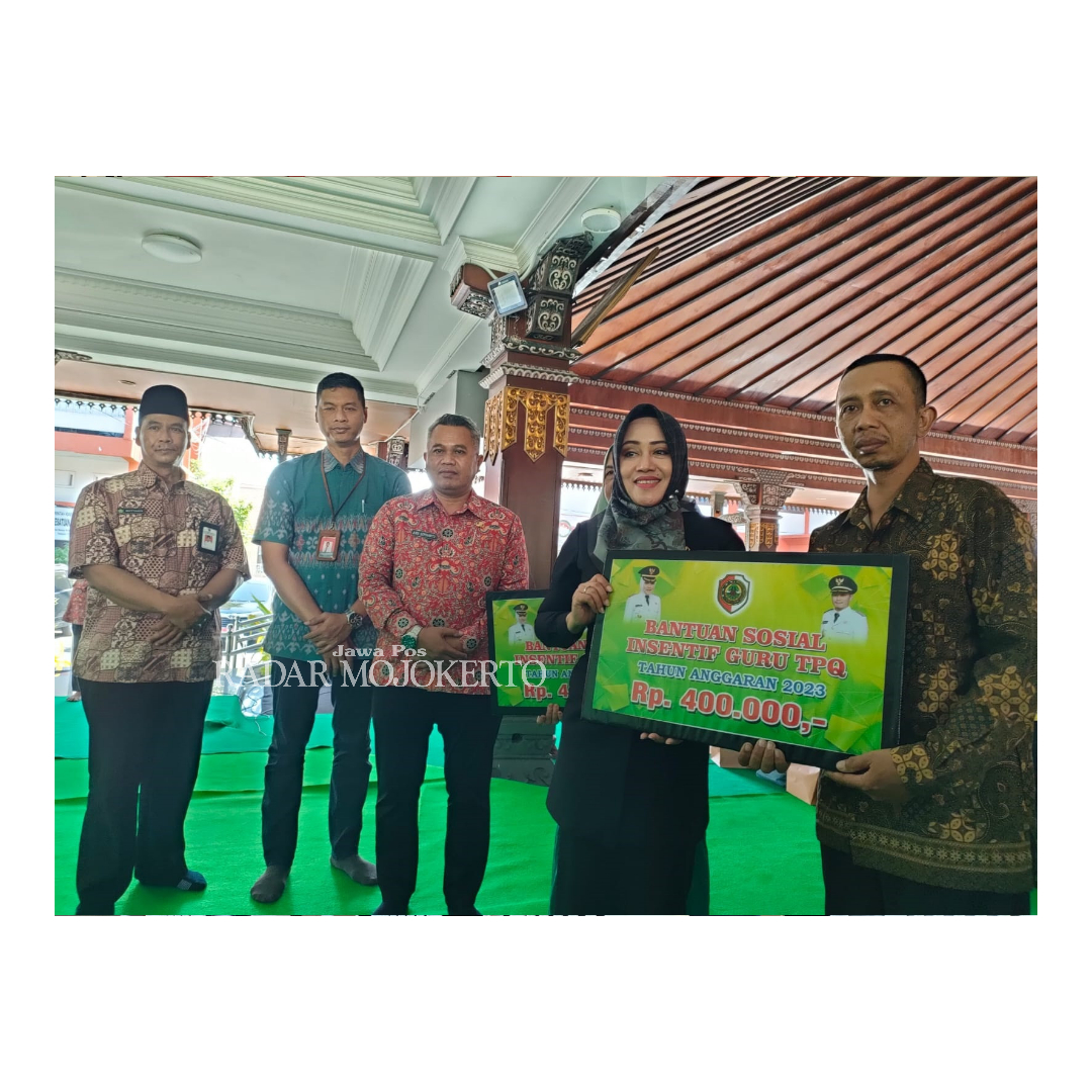 SUPPORT: Bupati Ikfina Fahmawati salurkan insentif kepada 6.531 guru Taman Pendidikan Alquran (TPQ) secara simbolis di Pendapa Graha Majatama, Pemkab Mojokerto, Kamis (21/12).