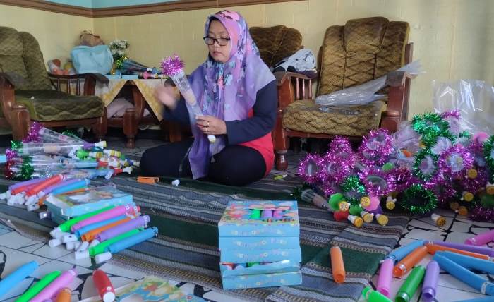 SEDANG TREN: Salah satu tetangga yang memasang lampu LED, di rumahnya Dusun/Desa Trowulan, Kecamatan Trowulan. (foto Nadya Azzahra for Radar Mojokerto)