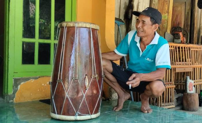 KREATIF: Pardan menunjukkan kendang hasil karyanya di rumahnya, Dusun Pakis Kulon, Desa Pakis, Kecamatan Trowulan. (foto Nadya Azzahra for Radar Mojokerto)