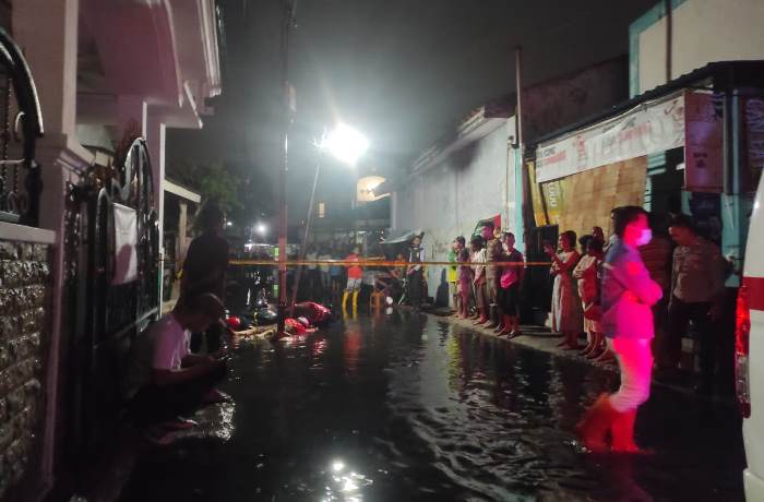MENGEJUTKAN: Proses evakuasi pasutri korban tersengat listrik di Lingkungan Mentikan Gang 1, Kelurahan Mentikan, Kecamatan Prajurit Kulon, Kota Mojokerto, Jumat (22/12) petang. (foto Farisma Romawan)