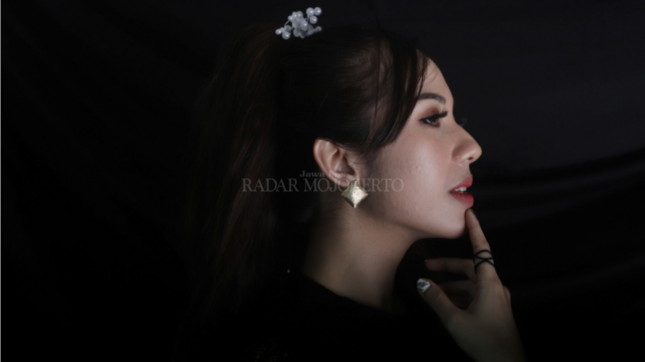 Model peragakan tren kecantikan.