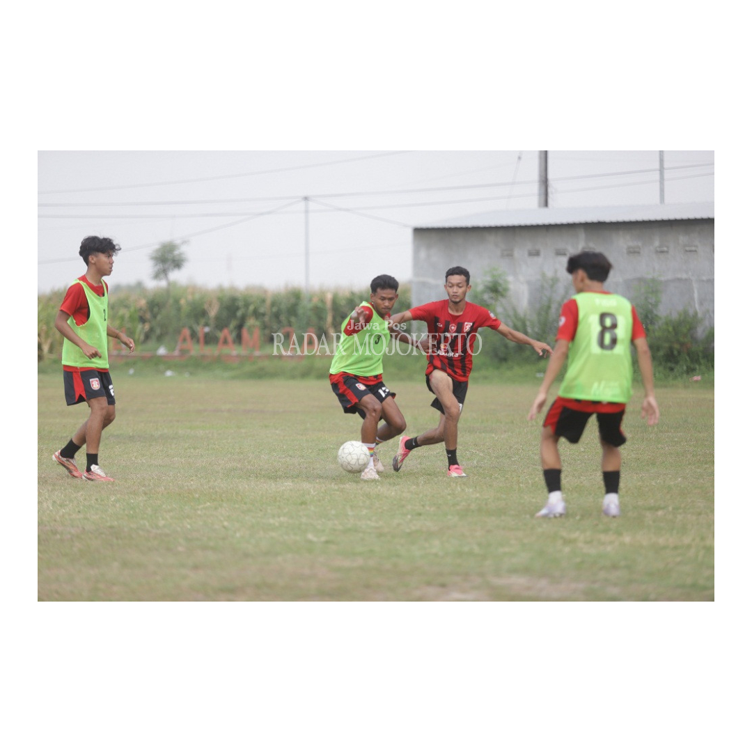 DIPERBAIKI: Pemain PSMP menjalani latihan di Lapangan Desa Kenanten, Kecamatan Puri, Kabupaten Mojokerto, menjelang babak 28 besar Liga 3 Jatim, kemarin.
