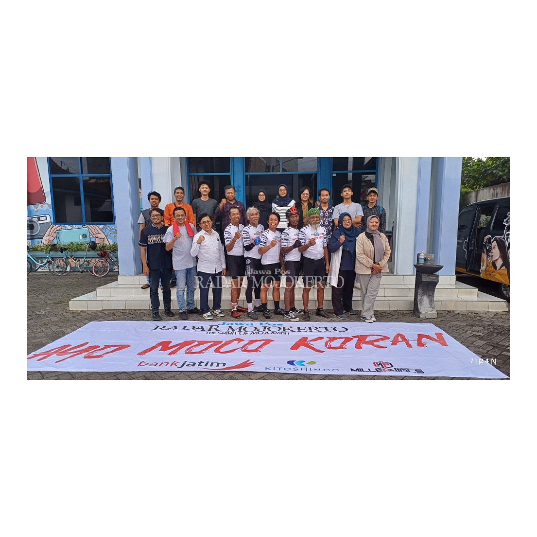 SINGGAH: Tim Tour de Campaign Ayo Moco Koran 2023 Jawa Pos Radar Mojokerto tiba di kantor Jawa Pos Radar Jember, kemarin petang.