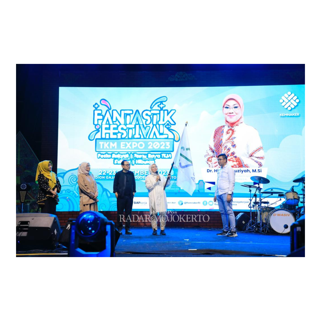 TANGGUH: Menaker Ida Fauziyah didampingi stafsus Titik Masudah, Direktur Perluasan Kesempatan Kerja Kemnaker Iwan Darmawan, Bupati Mojokerto Ikfina Fahmawati menyerahkan bendera pataka kepada.