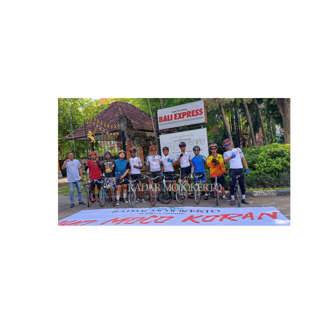 TITIK AKHIR: Tim Tour de Campaign Ayo moco Koran 2023 Jawa Pos Radar Mojokerto disambut kru Radar Bali dan Bali Express di Denpasar, kemarin.
