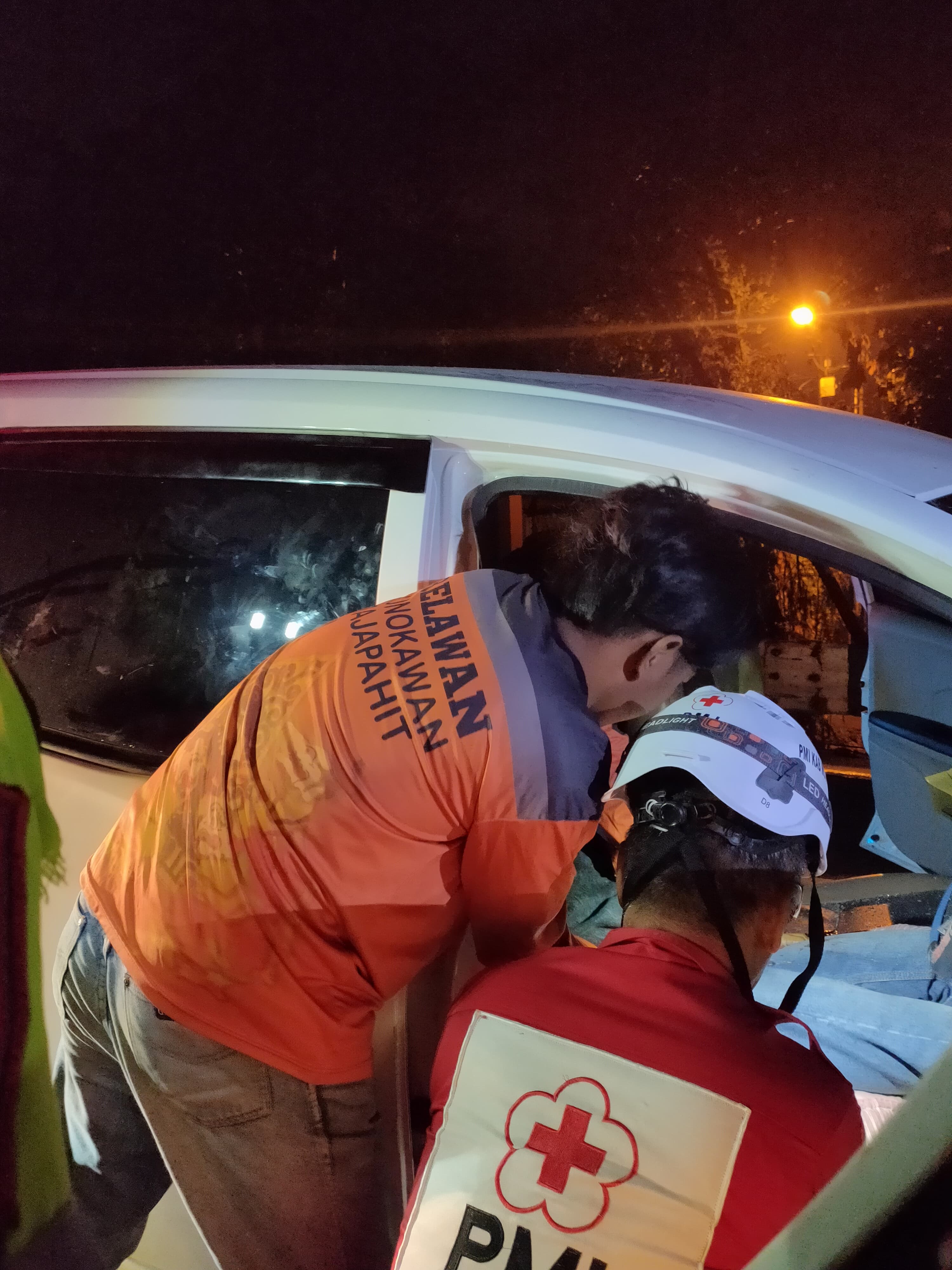 DIEVAKUASI: Petugas PMI Kabupaten Mojokerto bersama relawan mengevakuasi korban ke RSUD dr Wahidin Sudiro Husodo, Kota Mojokerto, Senin (25/12) dini hari.