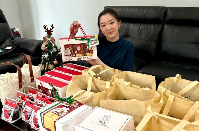 DIMINATI: Celine menunjukkan produk Christmas hampers karyanya di rumahnya, Jalan Pahlawan, Perumahan Kranggan Permai, Kelurahan/Kecamatan Kranggan. (foto Putri Fadiyah for Radar Mojokerto)