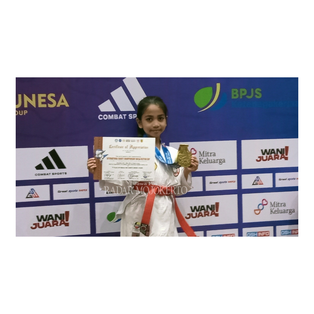 Nabila Nurfaiz Ardani  meraih dua medali di kejuaraan karate tingkat internasional di Universitas Surabaya (Unesa), 22-24 Desember lalu.