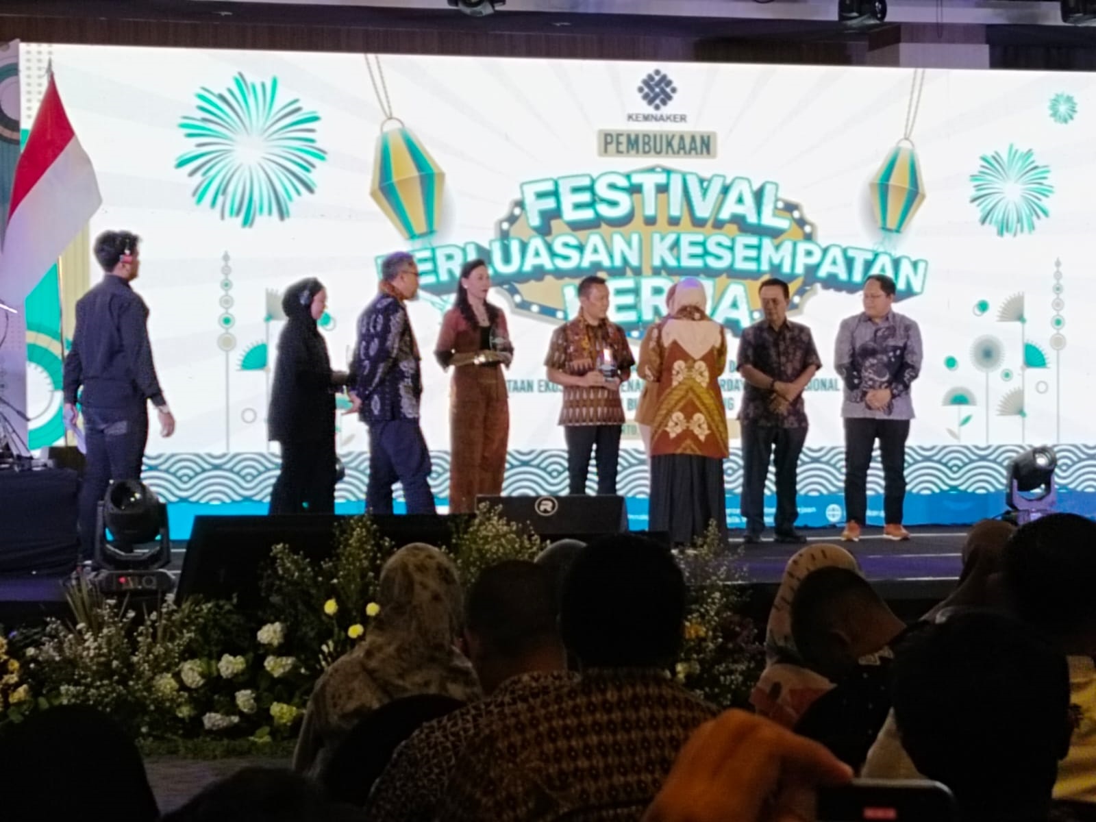 BERGENGSI: Kepala Desa Begaganlimo menerima penghargaan kawasan perluasan terbaik nomor dua nasional di Ayola Sunrise Hotel, Jumat (22/12).