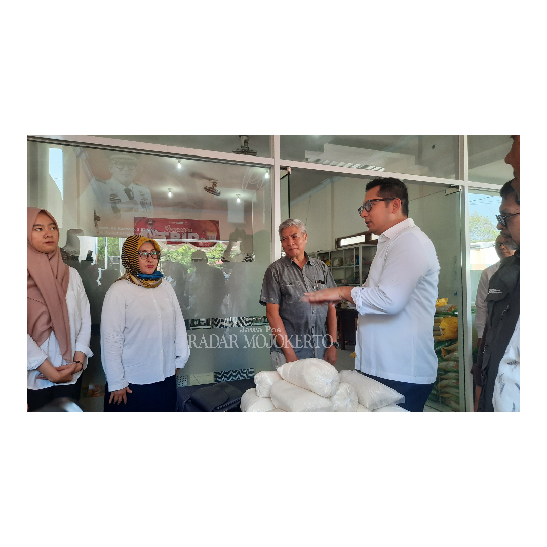 KENDALIKAN HARGA: Pj Wali Kota Mojokerto Moh. Ali Kuncoro saat menijau Pracangan TPID di Jalan Empunala, Kelurahan Magersari.