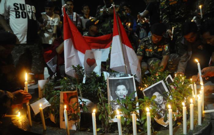 TRIBUTE: Anggota Banser dan organisasi kepemudaan selalu mendoakan almarhum Riyanto sebagai sosok pejuang kemanusiaan. (dok Seword for Radar Mojokerto )