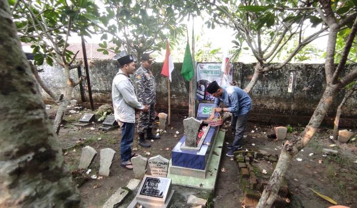 ZIARAH: Koordinator Jaringan Gusdurian Mojokerto Kholilulloh, menaburkan bunga di pusara Riyanto, di TPU Kelurahan/Kecamatan Prajurit Kulon.