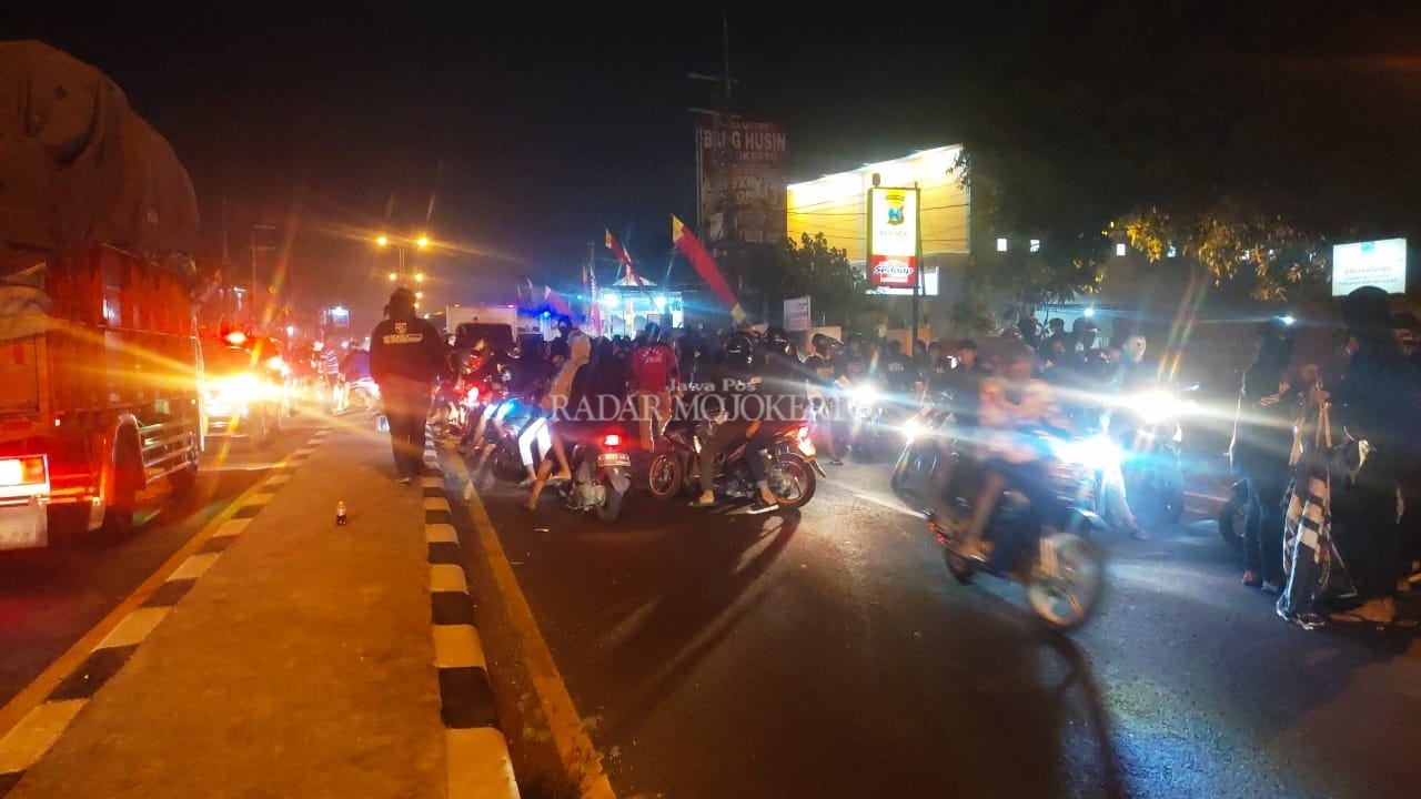 DIPADATI MASSA: Ratusan anggota perguruan silat IKSPI Kera Sakti memenuhi Mapolsek Sooko, Senin (25/12) malam.