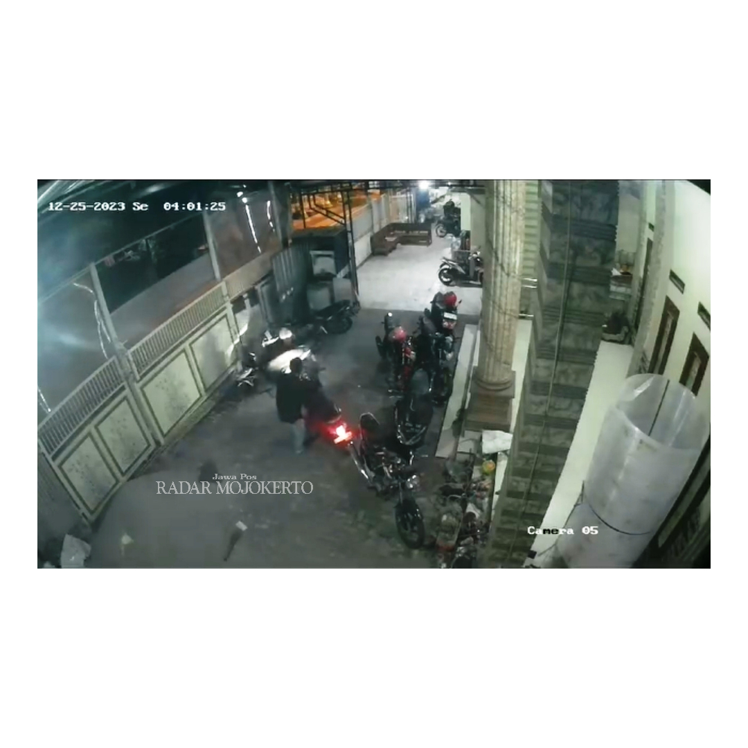 RAIB: Aksi maling menggondol motor Honda Scoopy warna merah nopol S 5809 NBR milik tersorot kamera CCTV pabrik.