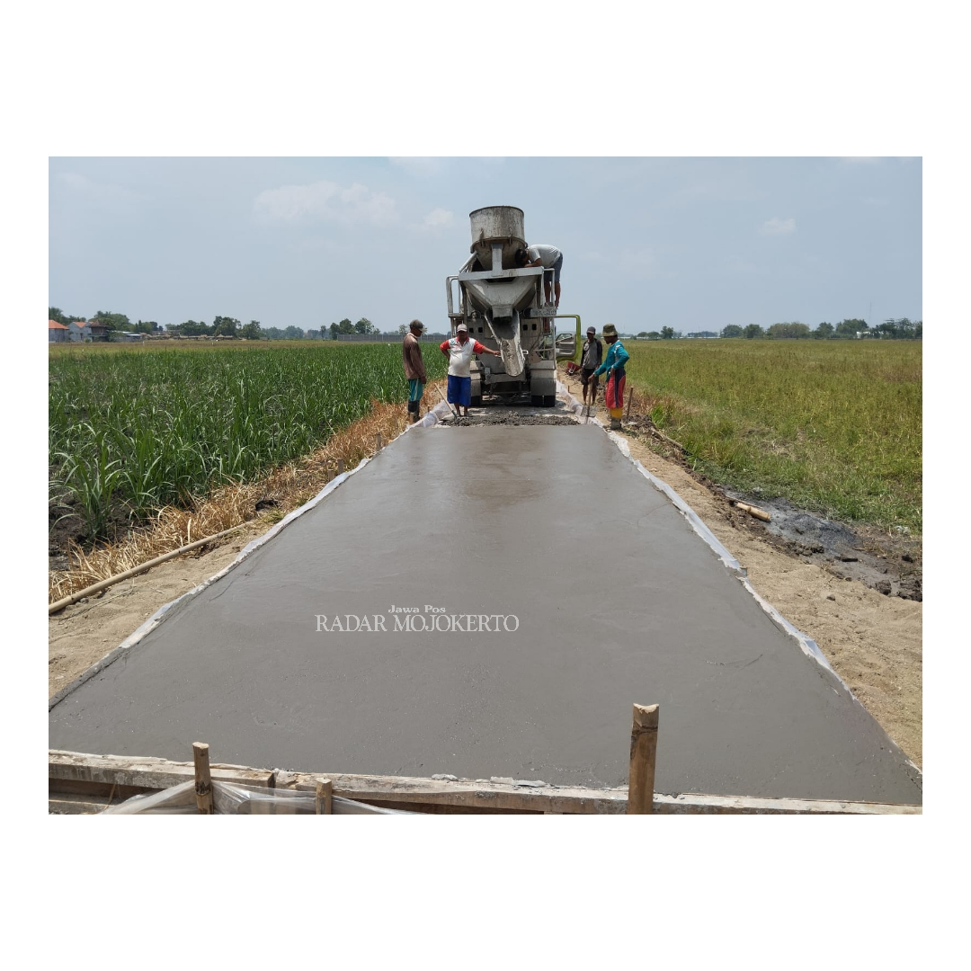 BANTU PETANI: Pemerintah Desa Betro, Kecamatan Kemlagi membangun jalan usaha tani (JUT) sebagai sarana pertanian warga setempat.