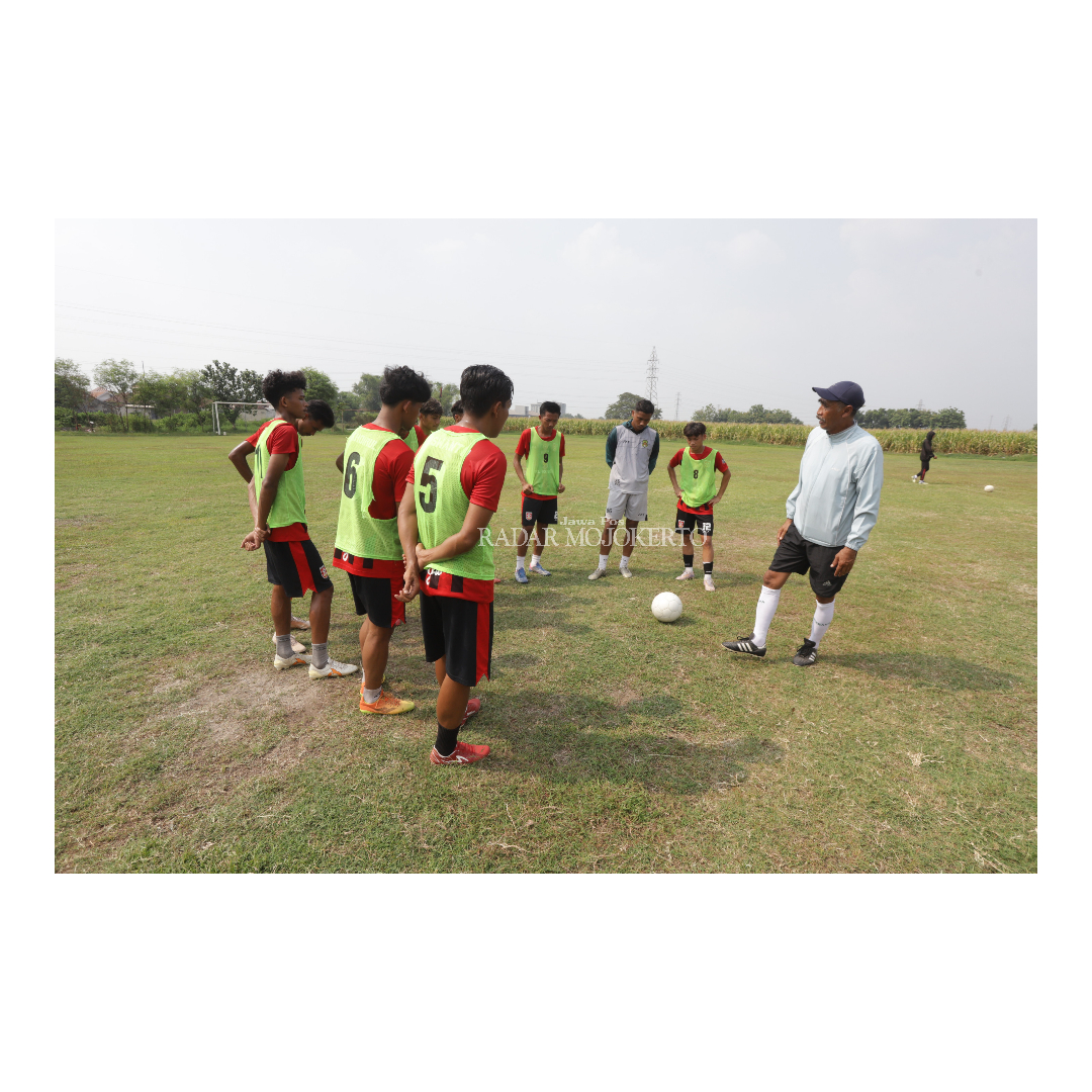 DIASAH: Pemain PSMP menjalani latihan di Lapangan Desa Kenanten, Kecamatan Puri, Kabupaten Mojokerto, menjelang babak 28 besar Liga 3 Jatim.