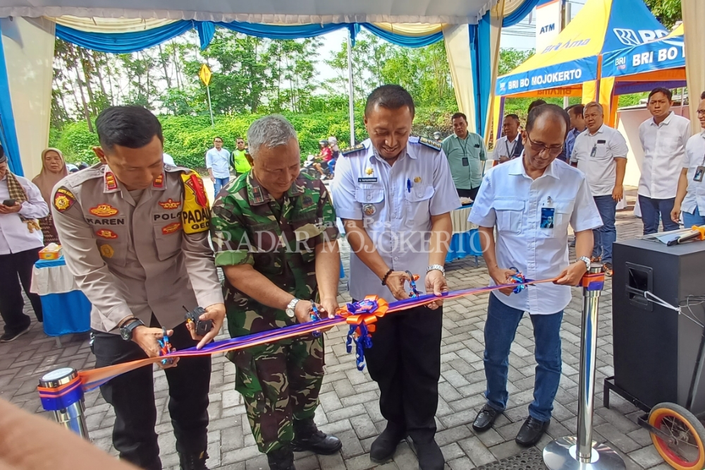 RESMI BEROPERASI: Darwis Muhammad, Pemimpin BRI Cabang Mojokerto(kanan) didampingi camat Gedeg, Taufiqurrohman bersama Danramil Gedeg dan Kapolsek Gedeg memotong pita pertanda BRI siap beroperasi.