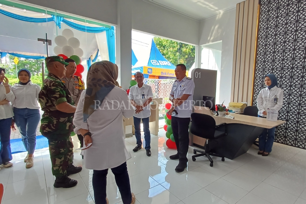 CEK: Darwis Muhammad, Pemimpin BRI Cabang Mojokerto didampingi camat Gedeg, Taufiqurrohman bersama Danramil Gedeg dan Kapolsek Gedeg mengecek ruangan BRI Unit Gedeg.