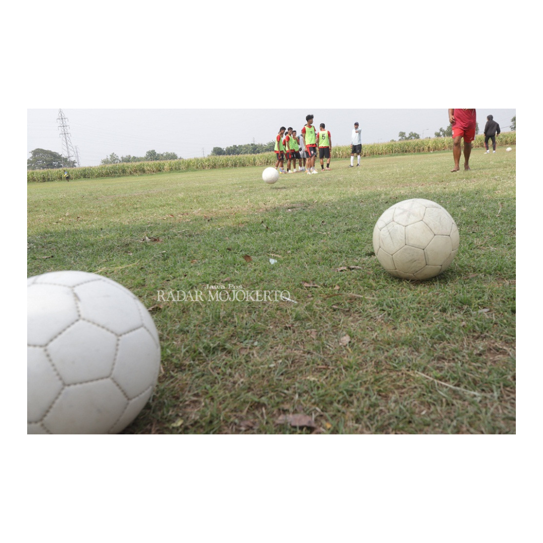 DIPERBAIKI: Pemain PSMP menjalani latihan di Lapangan Desa Kenanten, Kecamatan Puri, Kabupaten Mojokerto, menjelang babak 28 besar Liga 3 Jatim.