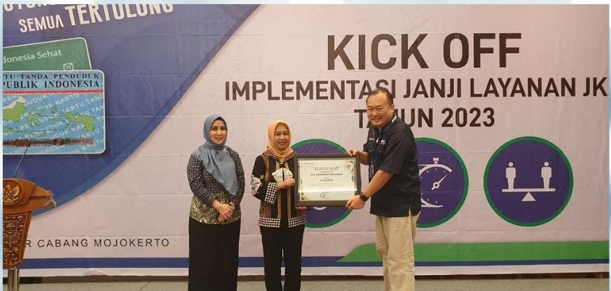 MEMBANGGAKAN: Direktur RS Gatoel dr Wahjoe Harijanto, MMRS menerima penghargaan sebagai RS Terbaik se-wilker Kota Mojokerto.