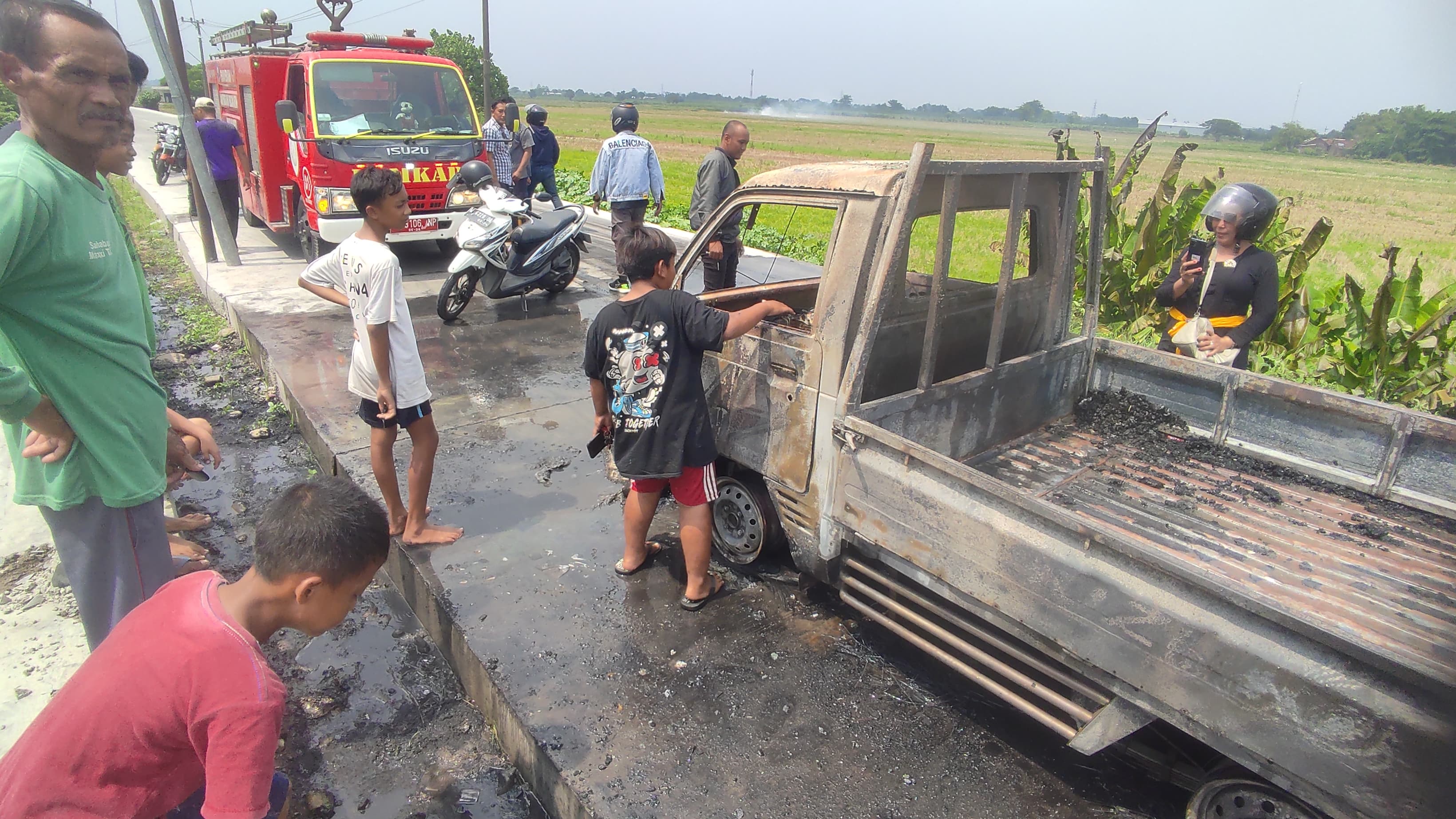 LUDES: Mobil pikap Suzuki Carry Futura nopol S 8431 SA ludes terbakar saat melintas di Jalan Desa Kedunggempol, Kecamatan Mojosari, Kamis (28/12) siang.
